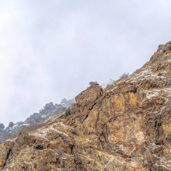 Marco cuadrado Terreno cubierto de nieve del rocoso Cañón Prvo en Utah con un fondo nublado — Foto de Stock