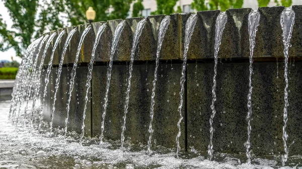 Panorama Kreisförmiger Brunnen Pool gegen Bäume und Utah State Capital Building — Stockfoto