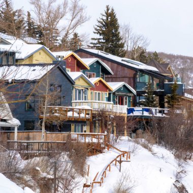 Kare hasatlı evler karlı dağ yamacında manzaralı Park City Utah 'da kışın