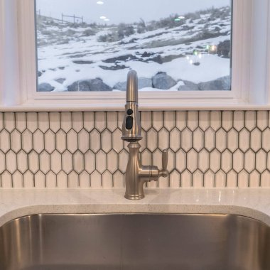 Modern bir mutfakta paslanmaz çelik lavabo