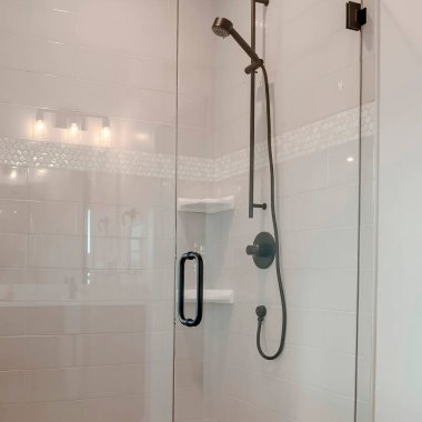 Kare çerçeveli banyo banyosu. Banyo küvetine bitişik yarım cam kaplamalı.