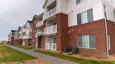 Panorama ekini modern bir apartman kompleksinin görüntüsü alınıyor