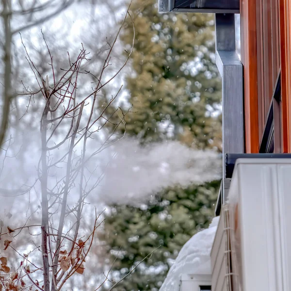 Quadrado Parede exterior de casa com unidades de ar condicionado e tubo de sopro de vapor — Fotografia de Stock