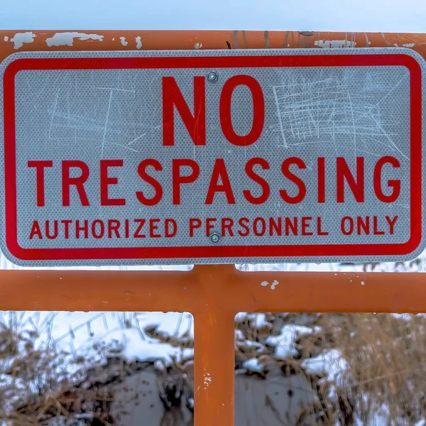 Square No Trespassing signage on a fence against Utah Lake and snowy shore background — Stock Photo, Image