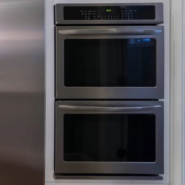 Большой холодильник с двойной дверью со встроенными печами — стоковое фото