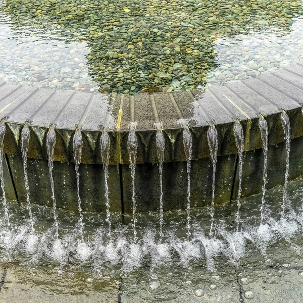 Square Agua clara de la fuente circular de la piscina que refleja el edificio de la capital del estado de Utah — Foto de Stock