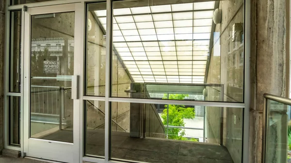 Panorama Porta de vidro e parede com vista de telhado fosco inclinado sobre escada de construção — Fotografia de Stock