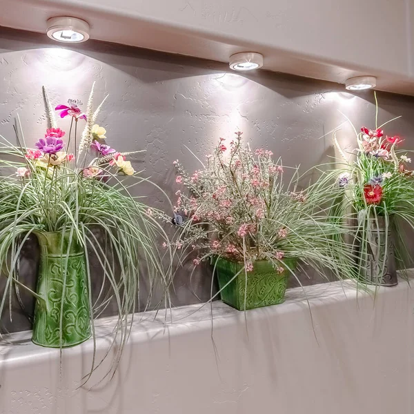 Tanaman persegi Susunan bunga di dalam ruang kecil yang diistirahatkan — Stok Foto