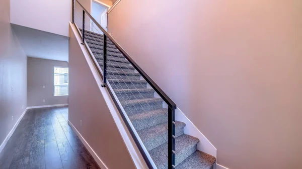 茶色の木製の床と家の平らな白い壁に対するパノラマ屋内階段 — ストック写真