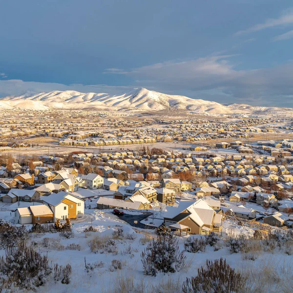 Cultivo cuadrado Puesta de sol en el pintoresco valle de Utah con casas y montañas cubiertas de nieve de invierno — Foto de Stock