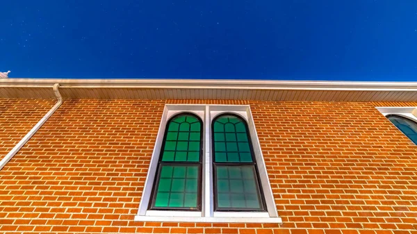 Panorama Ventanas correderas de vidrio arqueadas de una iglesia en provo Utah contra la pared de ladrillo — Foto de Stock