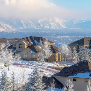 Vadinin panoramik manzaralı muhteşem Wasatch Dağı 'ndaki kare evler