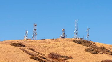 Panorama çerçeve İletişim kuleleri bir dağın tepesinde gün ışığı
