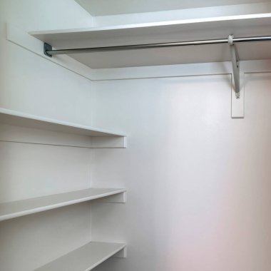 Kare çerçeve boş, yeni evin dolabında duvarları ve asılmış elbise çubuklarıyla yürüyün.