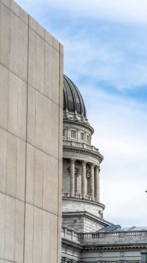 Dikey çerçeve Utah Eyalet Başkent binası ve kubbe bir taş binanın arkasında görüldü.
