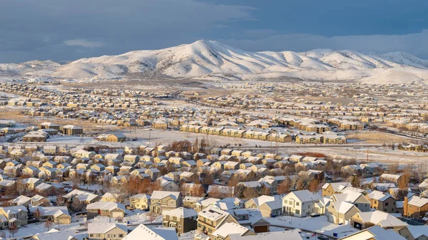 Panorama Casas en Utah Valley comunidad con vistas a la montaña contra el cielo nublado —  Fotos de Stock