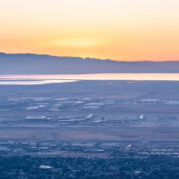 Quadratischer Sonnenaufgang über dem Utah Valley und dem Lake — Stockfoto
