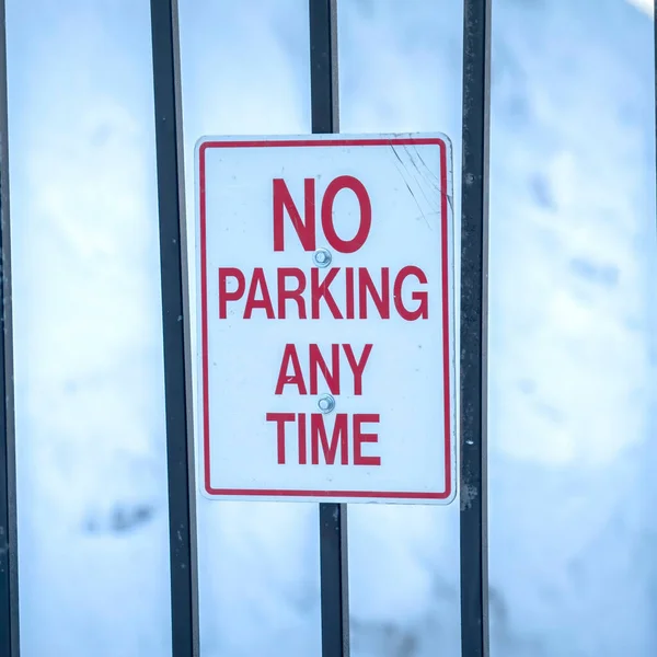 Cosecha cuadrada No Parking Cualquier Señal de tiempo con montículo de nieve fresca en el fondo borroso —  Fotos de Stock