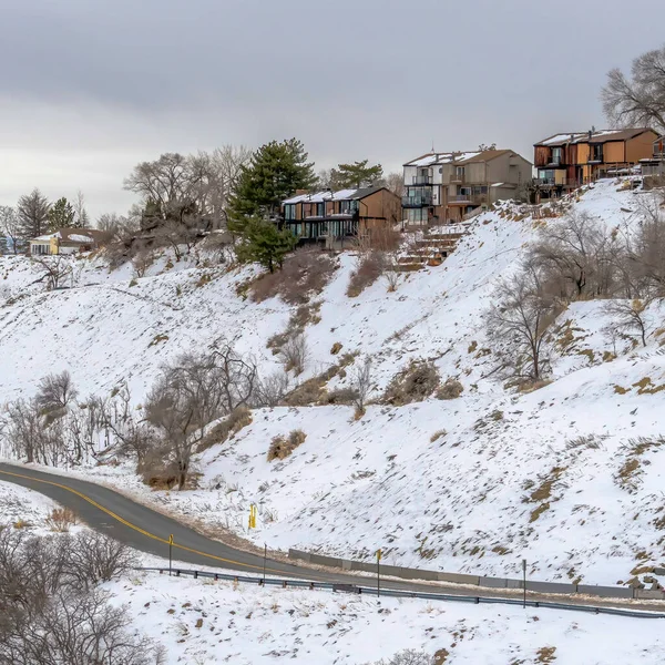 Marco cuadrado Casas en montaña escénica con vistas panorámicas de la naturaleza nevada en Salt Lake City — Foto de Stock