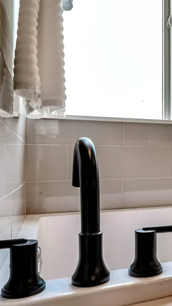 Marco vertical Bañera con grifo negro incorporado en el baño con pared y suelo de baldosas — Foto de Stock
