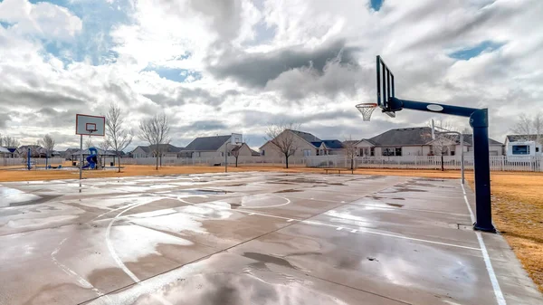Panorama Koszykówka sądy z domów sąsiedzkich tło pod błękitnym niebem i chmury — Zdjęcie stockowe