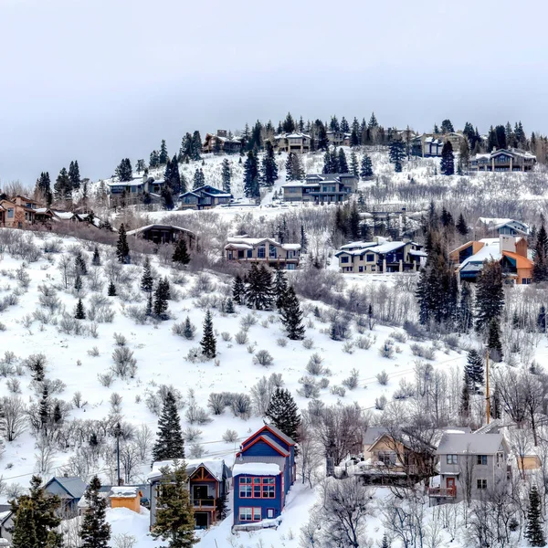 Square Park City Utah barrio en invierno con coloridas casas en la cima de una colina nevada — Foto de Stock