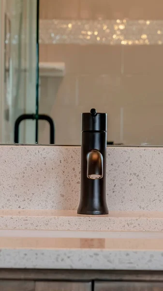 Vertikaler schwarzer Wasserhahn auf weißer Arbeitsplatte mit Unterbodenwaschbecken im heimischen Badezimmer — Stockfoto
