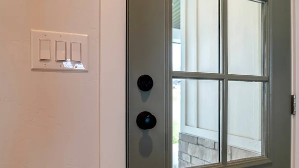 Panorama ram Närbild av trä ytterdörr i hemmet med glas panel och svart dörrhandtag — Stockfoto