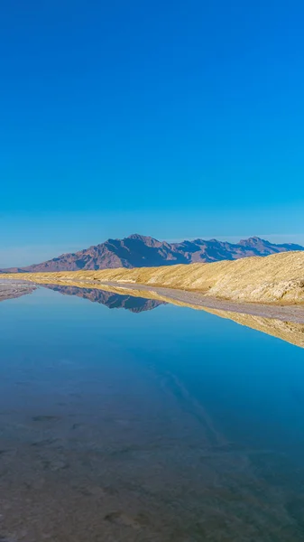 Reflexionen der vertikalen Ernte in einer Pfanne in den Bonnievale Salinen — Stockfoto