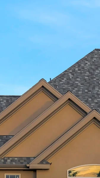 अनुलंब फ्रेम निळा आकाश विरुद्ध फ्रंट गॅबल छप्पर आणि ट्रान्सम विंडोसह मुख्यपृष्ठ बाह्य — स्टॉक फोटो, इमेज