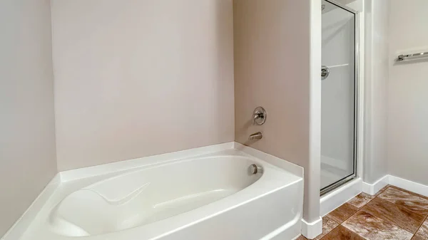 Panorama-Rahmen Badewanne und Duschkabine mit Glastür im Inneren Badezimmer mit Fliesen am Boden — Stockfoto