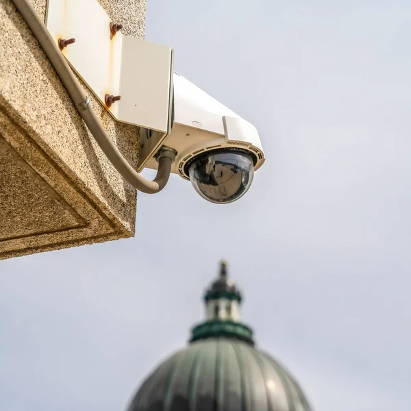 Square Outdoor dome security cctv camera with Utah State Capital Building background — Stock Photo, Image