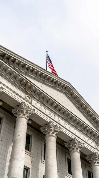 Cultivo vertical Entrada pedimentada del histórico edificio de Utah State Capital en Salt Lake City — Foto de Stock