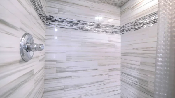 Кімната душ Панорама з блискучою чорно-сірою плиткою на стіні і стелі. — стокове фото