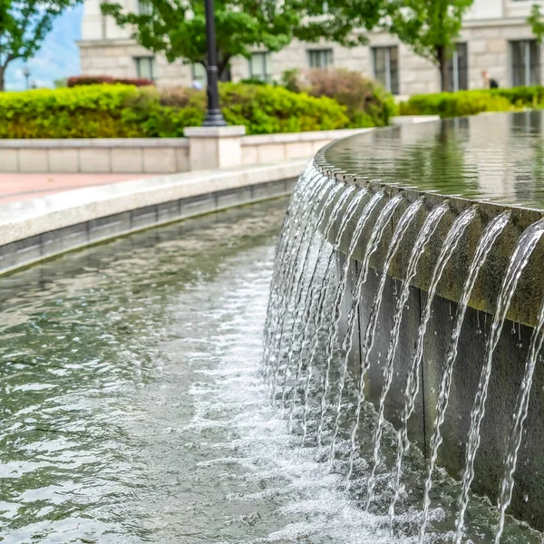 Cultivo cuadrado Fuente de piedra con agua goteante y piscina en el Utah State Capital Builidng — Foto de Stock