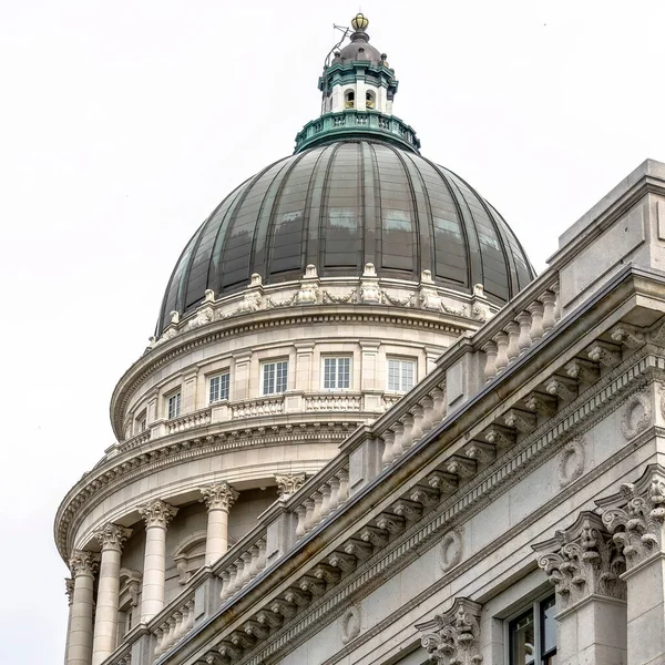 Praça Utah State Capital edifício exterior com arquitetura clássica e cúpula — Fotografia de Stock