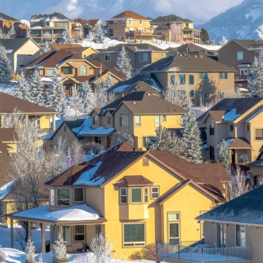 Wasatch Dağı 'nın yükselen karlı zirvelerinin engellenmemiş manzaralı kare ekin kasabası