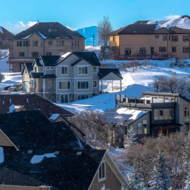 Karlı arazide evleri olan el değmemiş Wasatch Dağı manzarası