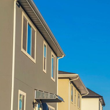 Güneşli bir günde, açık mavi arkaplanı olan evlerin önündeki kare Pavilion.