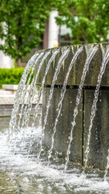 Utah Eyalet Binası dışındaki çeşmenin dikey yakın görüntüsü