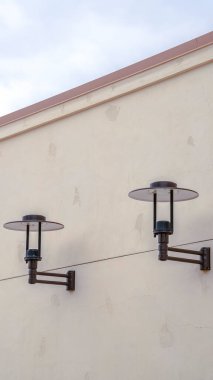 Dikey ekin. İki dış elektrik lambası ve gün ışığı.