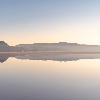 Kare Gündoğumu ve yansıması Bonnievale Tuz Düzlükleri, Utah
