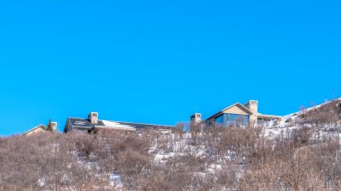 Panorama Park Şehri Utah 'ın kış manzarası. Mavi gökyüzü arka planında evler var.
