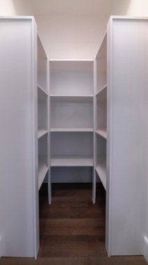 Bir gömme dolap içinin dikey içi boş