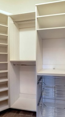 Dolabın içinde dikey mahsul yürüyüşü. Raflar, çekmeceler ve metal sepetler asılı.