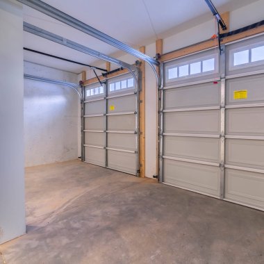 Boş bir garaj iç kapısının içindeki kare mahsul.