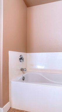 Dikey çerçeve, banyo küveti ve banyo bölmesi. Banyonun içinde yer döşemeli, buzlu bir kapı var.