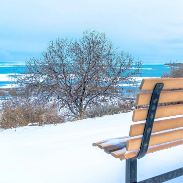 Viereckige Ernte Herrliche Landschaft am Utah Lake mit einer leeren Bank im schneebedeckten Gelände — Stockfoto