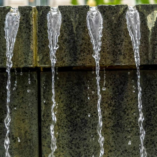 Culture carrée Trickling eau claire de fontaine fermer à l'extérieur de l'Utah State Capital Building — Photo