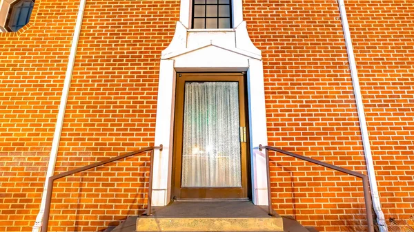 Panorama Entrada para a igreja em Provo Utah com escadas e porta de vidro sob janela arqueada — Fotografia de Stock